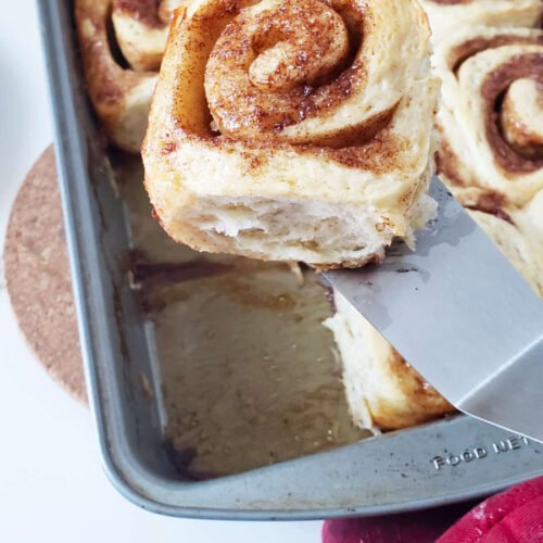 Wide Offset turner handles cinnamon roll out of pan