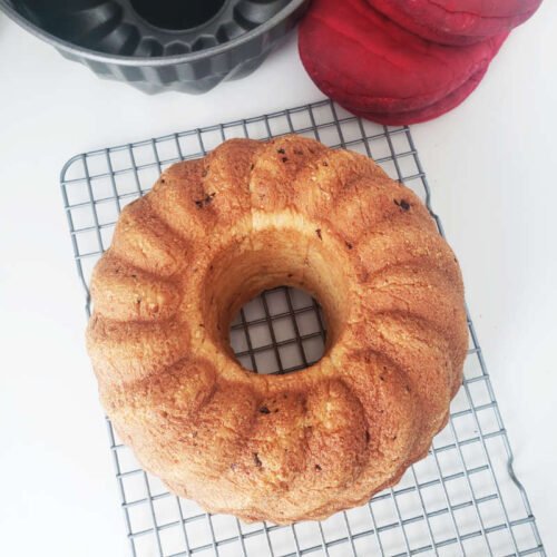 baked yeasted Gugelhupf on rack by BREADISTA baked with bread mix EINBACK
