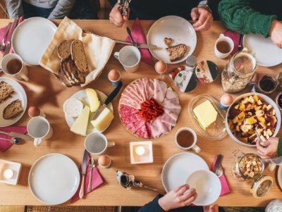 filled Brunch Table - birdview