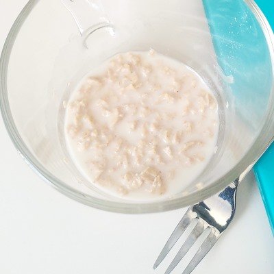 Frieda - Sourdough Starter Flakes desolving in Jar - rehydrating - BREADISTA